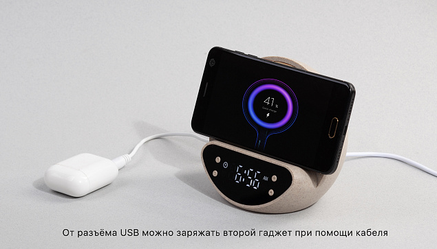 Настольные часы "Smiley" с беспроводным (10W) зарядным устройством и будильником, пшеница/бамбук/пластик с логотипом в Люберцах заказать по выгодной цене в кибермаркете AvroraStore